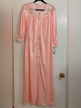 NWT Vintage Pink “Dixie Belle” Nylon Peignoir Robe w Lace Accents Maxi